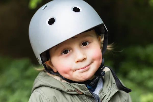 Крупный План Портрета Милого Трехлетнего Мальчика Защитном Шлеме Езды Велосипеде — стоковое фото