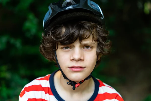 カメラを見て10代の肖像画を閉じます 男の子の安全自転車ヘルメットを着て — ストック写真