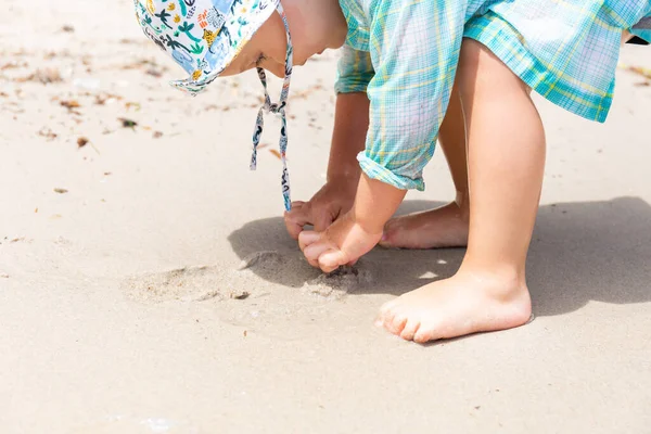 Småbarn Pojke Bär Solskyddskläder Och Panama Leker Med Sand Stenig — Stockfoto