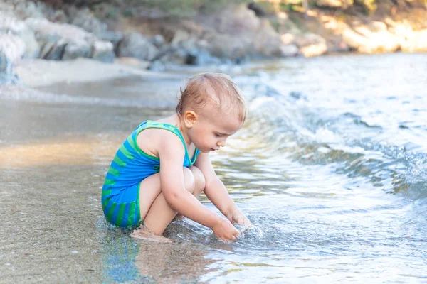 Menino Pequeno Vestindo Roupa Banho Proteção Solar Brincando Com Água — Fotografia de Stock