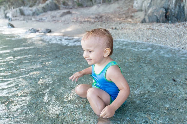 Menino Pequeno Vestindo Roupa Banho Proteção Solar Brincando Com Água — Fotografia de Stock