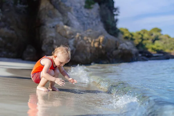 Menino Pequeno Brincando Com Água Praia Criança Vestindo Roupas Proteção — Fotografia de Stock