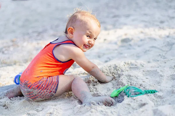 Menino Brincar Com Areia Numa Praia Criança Vestindo Roupas Proteção — Fotografia de Stock