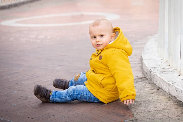 Маленький Дошкольник Сидит Тротуаре Улице Смотрит Камеру Ребенок Тёплой Желтой — стоковое фото