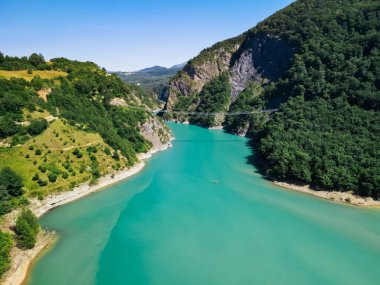 Drac Himalaya köprüsü, isere, Fransa Avrupa 'da eşi benzeri olmayan Drac Nehri' ni genişletmeye izin verir. Monteynard Gölü. Grenoble şehrine yakın bir yerde.