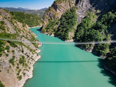 Drac Himalaya köprüsü, isere, Fransa Avrupa 'da eşi benzeri olmayan Drac Nehri' ni genişletmeye izin verir. Monteynard Gölü. Grenoble şehrine yakın bir yerde.