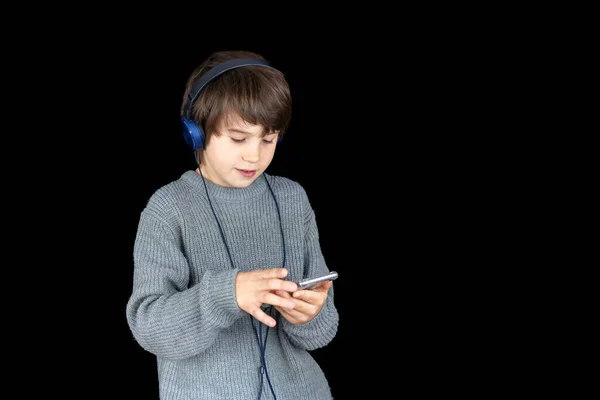Młody Nastolatek Słuchający Muzyki Odtwarzaczu Słuchawkami Czarnym Tle Miłośnik Muzyki Obrazek Stockowy