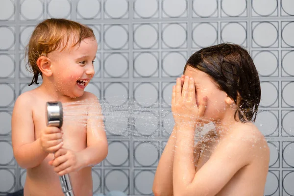 Irmãos Brincam Banheiro Dois Irmãos Salpicando Com Chuveiro Rindo Gostando — Fotografia de Stock