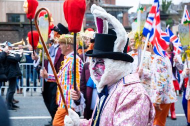 Binche, Belçika - Şubat 2019: Belçika 'nın Hainaut kentindeki Binche Karnavalı' na katılanlar. Karnaval, Unesco Dünya Mirası 'nın bir parçası..