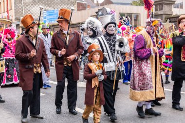 Binche, Belçika - Şubat 2019: Belçika 'nın Hainaut kentindeki Binche Karnavalı' na katılanlar. Karnaval, Unesco Dünya Mirası 'nın bir parçası..