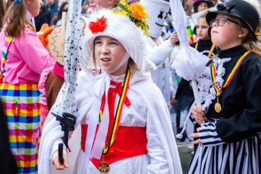 Binche, Belçika - Şubat 2019: Belçika 'nın Hainaut kentindeki Binche Karnavalı' na katılanlar. Karnaval, Unesco Dünya Mirası 'nın bir parçası..