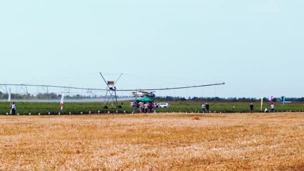 Летіть низькі врожаї, площина зрошує сільськогосподарські поля рідкими добривами. — стокове відео