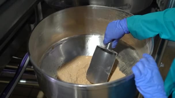 ソースを開発するために大きな金属漏斗内のスパイスを混合女性労働者の手 — ストック動画