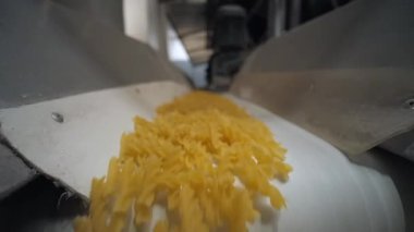 Makarna fabrikasında beyaz konveyör bandı çalışan geniş açılı makarnayı kapat..