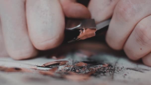 Makro záznam ořezání grafitové tužky pomocí čepele hobby nože — Stock video
