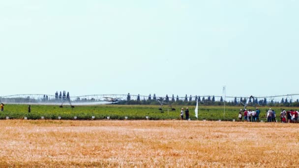 Un lento movimento vicino a un terreno di un biplano spolverino usato per fertilizzare il campo — Video Stock