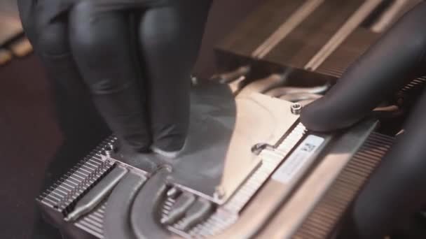 Reparador de electrónica utiliza una servilleta para eliminar una grasa térmica de un refrigerador — Vídeo de stock