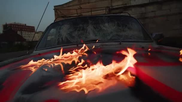 난폭 한 폭동 차량에서 파손 된 악의 없는 모습을 자세히 들여다본 보넷 — 비디오