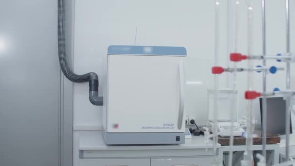 Μηχανήματα στο Εργαστήριο Απολύμανσης στη Βιομηχανία, την Ιατρική και τη Φαρμακοβιομηχανία — Αρχείο Βίντεο