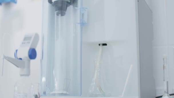 Análisis de agua en la máquina en el laboratorio. Ciencia y Tecnología Primer plano — Vídeos de Stock