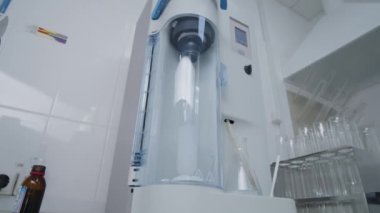 Laboratuvardaki makinede su analizi. Endüstriyel ve Bilim