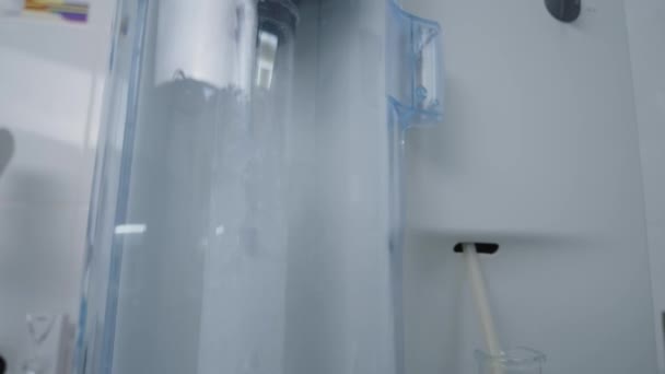 Το νερό βράζει στη μηχανή στο εργαστήριο. Close Up Επιστημονικής Τεχνολογίας — Αρχείο Βίντεο