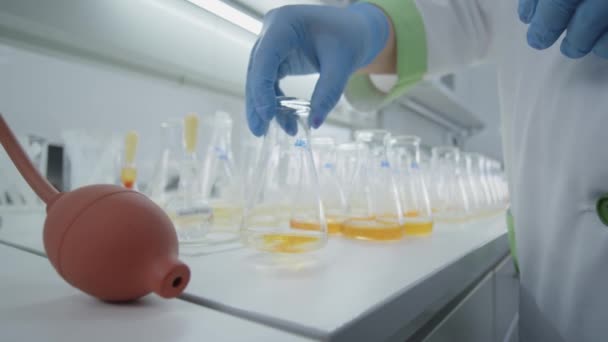 Cientista Químico Misturando em Laboratório. Tubo de ensaio de experiências químicas — Vídeo de Stock