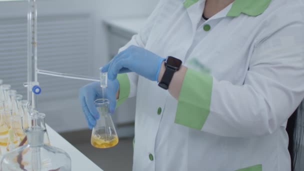 Анализ воды. Ученый проводит химические тесты в лаборатории. — стоковое видео