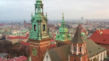Güzel eski Avrupa kalesi. Krakow, Polonya. Sinematik İHA çekimi 