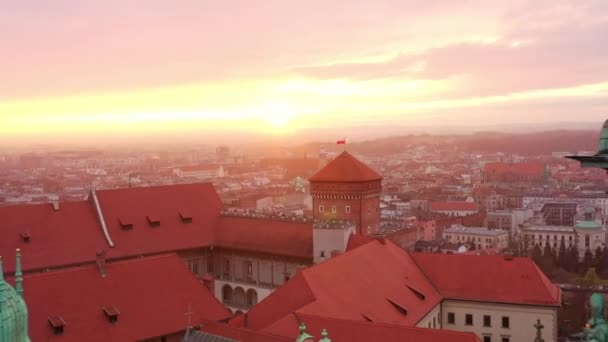 空中古ヨーロッパの街並みドローンビュー。ポーランド・クラクフ — ストック動画