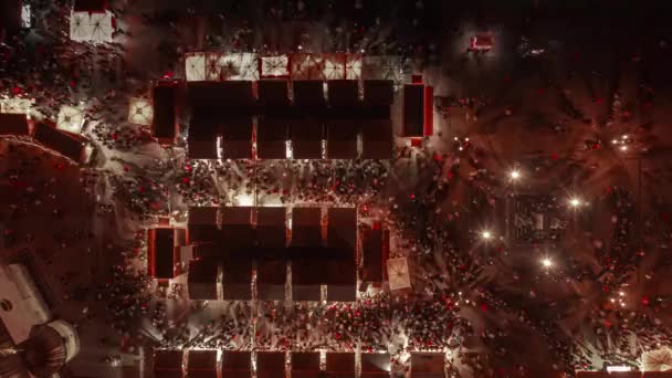 Vánoční veletrh v Night Aerial View. Timelapse s Croud of People — Stock video