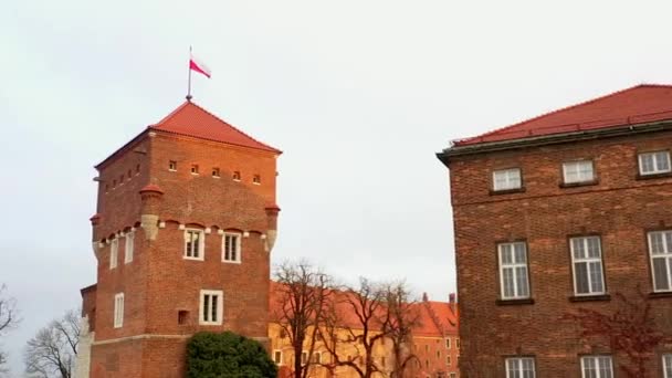 Cracóvia, Polónia. Velha Europa castelo nascer do sol. Drone disparado — Vídeo de Stock