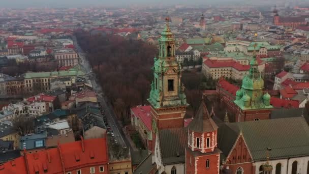 旧ヨーロッパ都市景観空撮。ポーランド、クラクフ城、要塞 — ストック動画