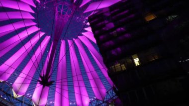 Geceleri Berlins Potsdamer Platz. İnanılmaz Mimari, Büyük Şehir Binaları