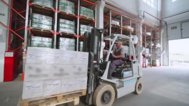 Forklift 'te Modern Depo Erkek İşçisi 