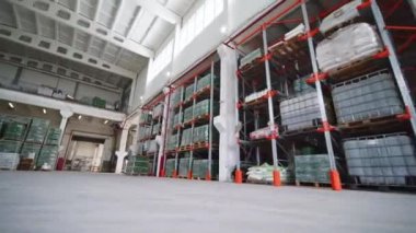 Endüstriyel Fabrika Deposunda sıralar 