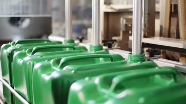 キャニスターに液体を入れる マイクロ肥料製造工場 — ストック動画