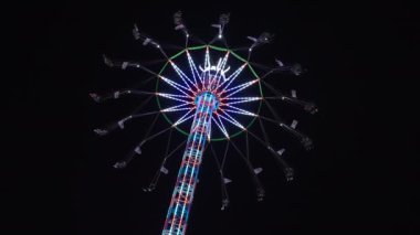 Çoklu Renkli Atlıkarınca Dönüşümlü Hızlı. Lunapark, Gece Fuarı.