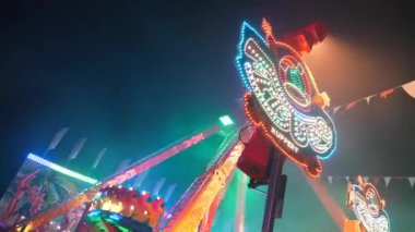 Aydınlatılmış Tekerlek Adrenalin Gece Lunaparkında Yolculuk.