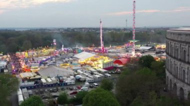 Nurnberg, Almanya, Hava Manzarası Güzel Dönme dolap, Akşam İlçe Fuarı.