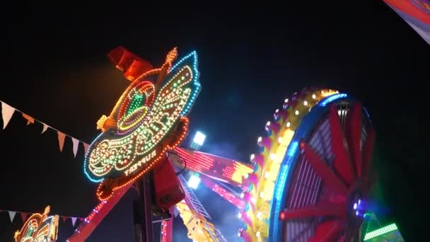 Diiluminasi Wheel Adrenaline Ride Amusement Park Night — Stok Video