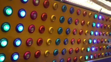 Soyut Neon Bight Çok Renkli Ampul. Eğlence parkı. Noel pazarı.