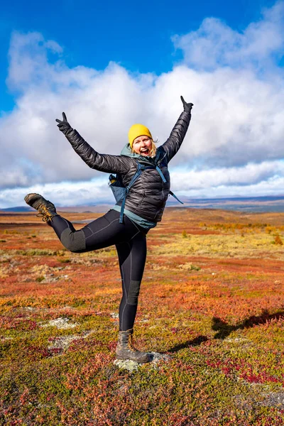 Yoğun Sonbahar Arkaplanı 'na atlayarak Kadın Mutluluğu İfade Ediyor.