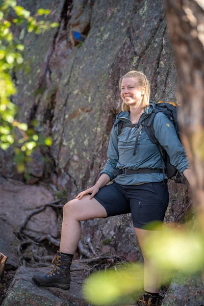 Kaukasische Outdoor Aktive Junge Erwachsene Frau Erkundet Canyon Skuleskogen National — Stockfoto