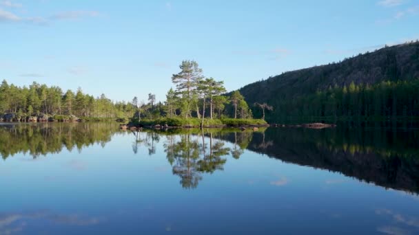 Serene Lake Tarnatten Silent Peaceful Calm Water Lone Island Isolated — Video