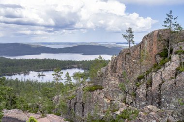 İsveç 'te yaz aylarında Skuleskogen Ulusal Parkı ve Slattdals Yarığı.