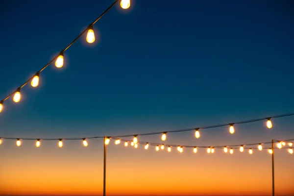 Los Angeles, Kaliforniya 'da gün batımına karşı dekoratif ışıklar..