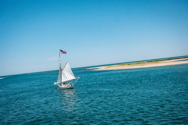 Nantucket Adası kıyısında bir yelkenli..