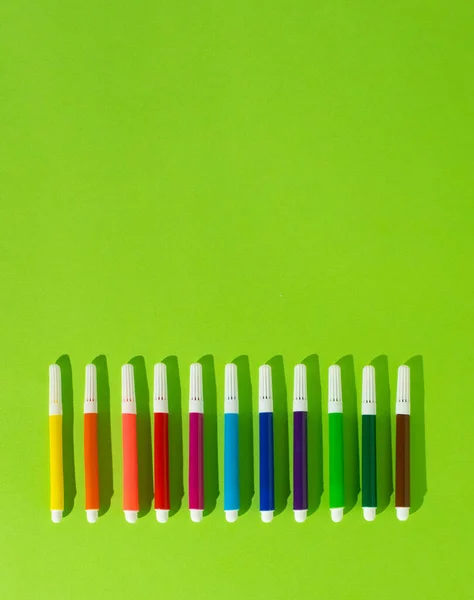 学校に戻る 虹色のフェルト先端ペン マーカーと明るい緑の背景にオフィスの創造的なコンセプト 最小限のコピースペースコンセプト — ストック写真