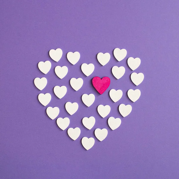 ハートや愛のシンボルは木製の心で作られた 紫を背景にしたミニマルなバレンタインや母の日のコンセプト — ストック写真